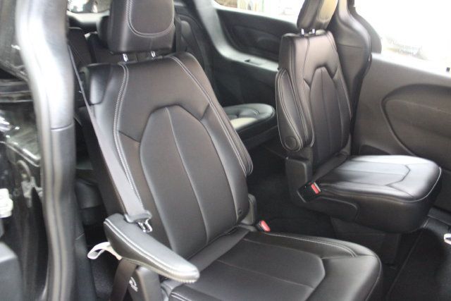 Used 2026 Chrysler Pacifica Select FWD image 9
