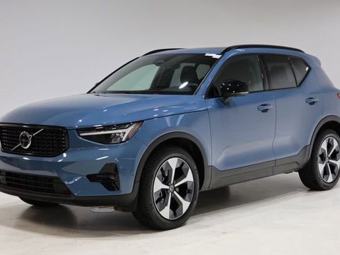 Used 2025 Volvo XC40 B5 Plus image 3