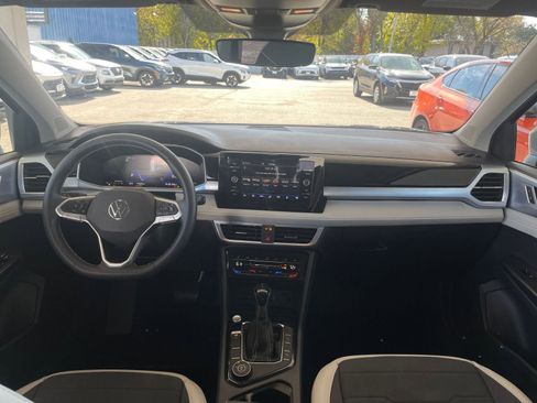 Used 2025 Volkswagen Taos SE image 33