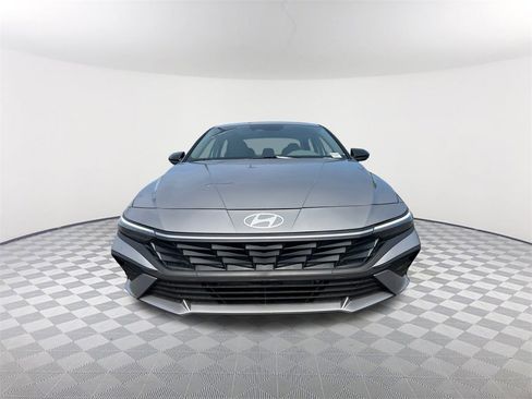Used 2025 Hyundai Elantra SEL image 2