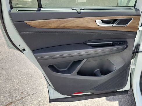 Used 2025 Volkswagen Atlas SE FWD image 9