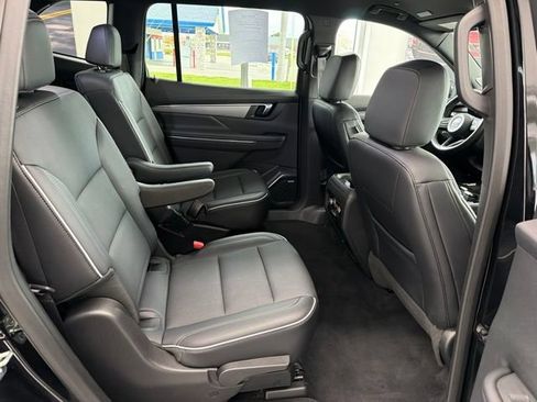 Used 2025 Buick Enclave Preferred AWD/4WD image 12