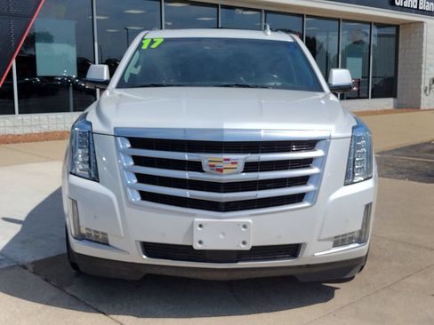 Used 2017 Cadillac Escalade ESV Premium Luxury AWD/4WD image 16