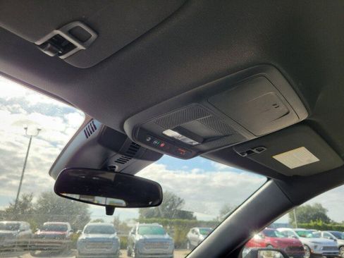 Used 2025 Chevrolet Traverse LT image 25