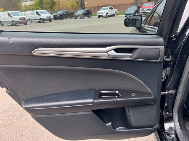 Used 2017 Ford Fusion SE FWD image 16
