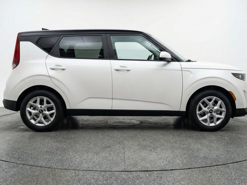 Used 2025 Kia Soul LX w/ LX Technology Package FWD image 11