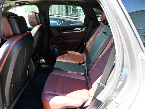 Used 2025 Porsche Cayenne Turbo AWD/4WD image 38