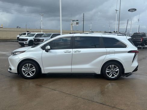 Used 2023 Toyota Sienna Limited image 7