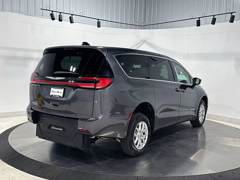 Used 2023 Chrysler Pacifica Touring-L FWD image 6