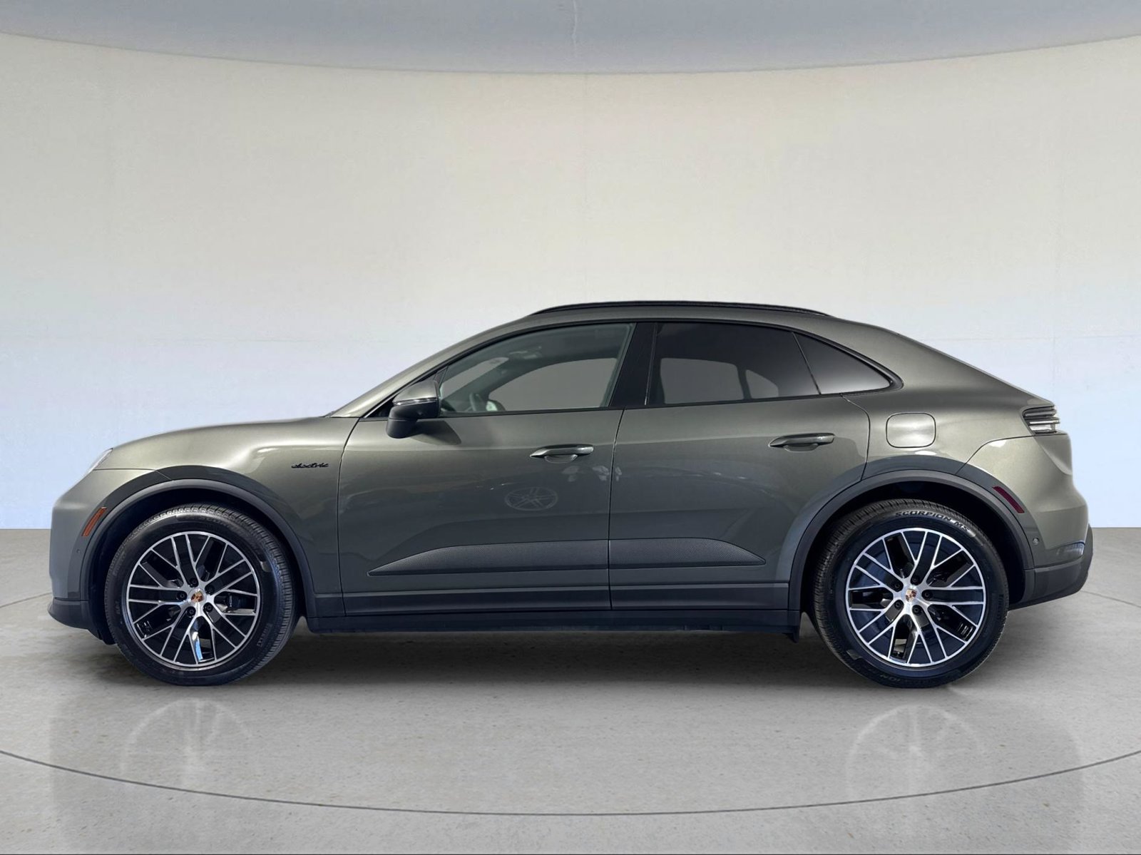 Certified 2025 Porsche Macan 4 Electric AWD/4WD image 2