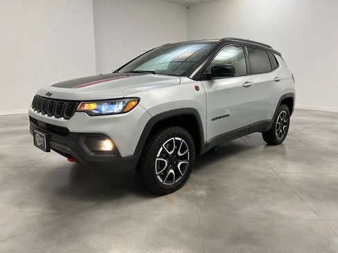 Used 2024 Jeep Compass Trailhawk AWD/4WD image 3