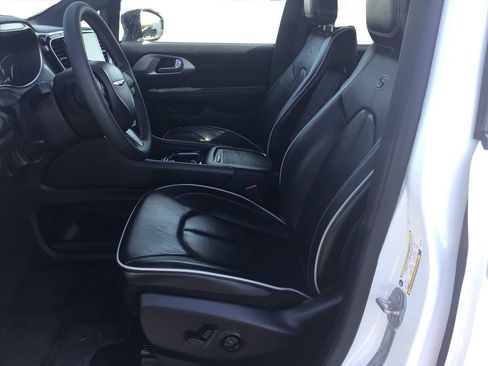 Used 2026 Chrysler Pacifica Limited w/ S Appearance Package FWD image 9