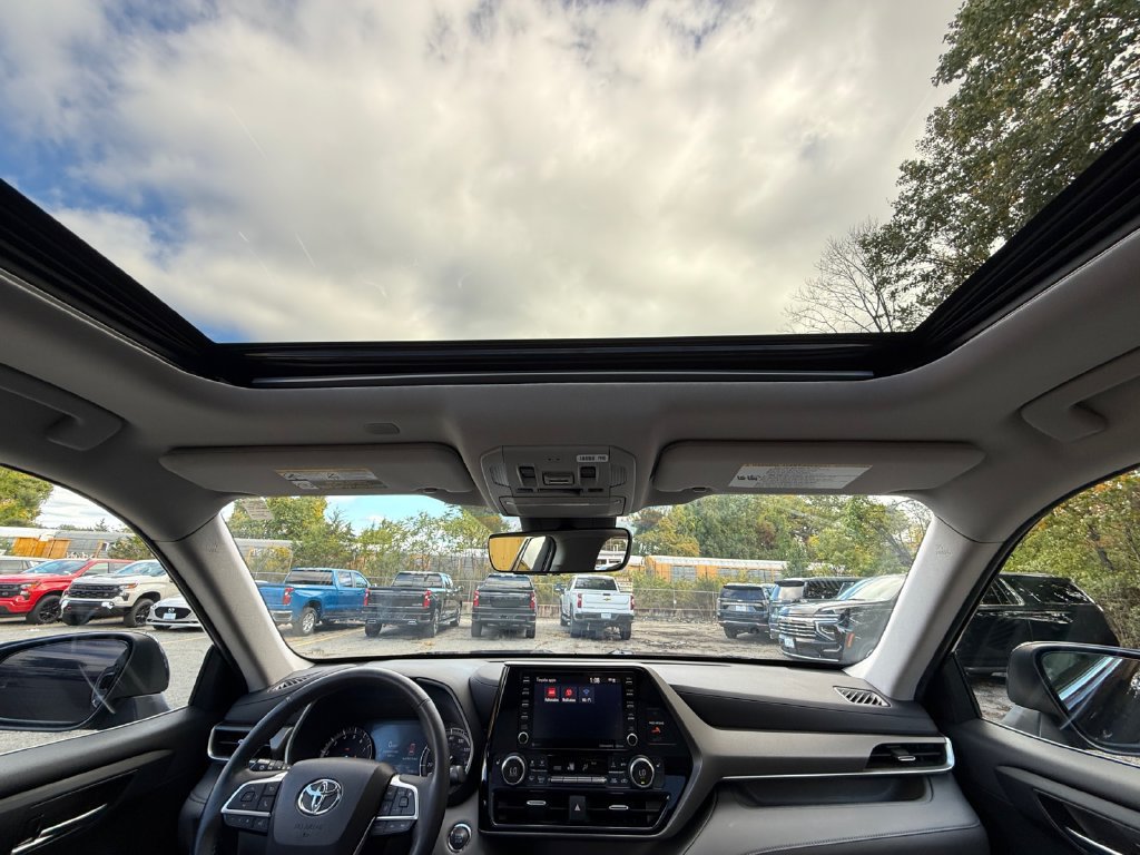 Used 2022 Toyota Highlander XLE AWD/4WD image 23