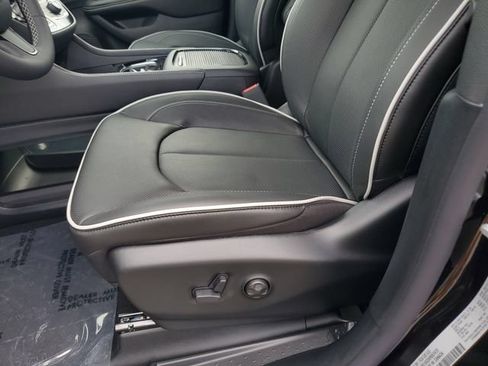 New 2027 Chrysler Pacifica Limited FWD image 19