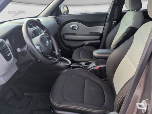 Used 2016 Kia Soul + FWD image 12