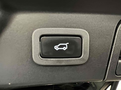 Used 2018 Land Rover Range Rover Velar R-Dynamic SE image 13