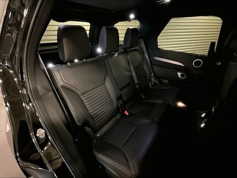 Certified 2025 Land Rover Discovery Dynamic SE AWD/4WD image 16