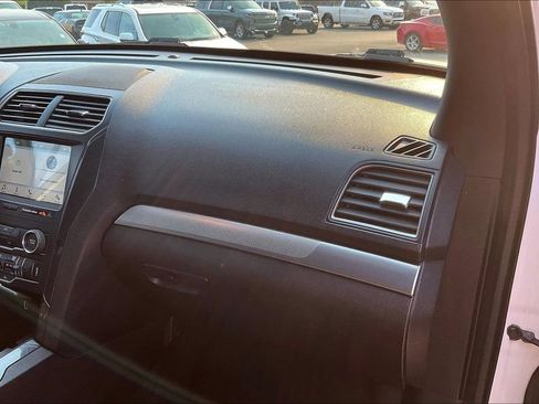 Used 2018 Ford Explorer XLT w/ Equipment Group 201A FWD image 15