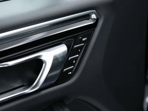 Certified 2025 Porsche Macan image 23