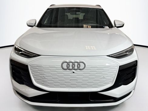 Used 2025 Audi Q6 e-tron Premium image 2