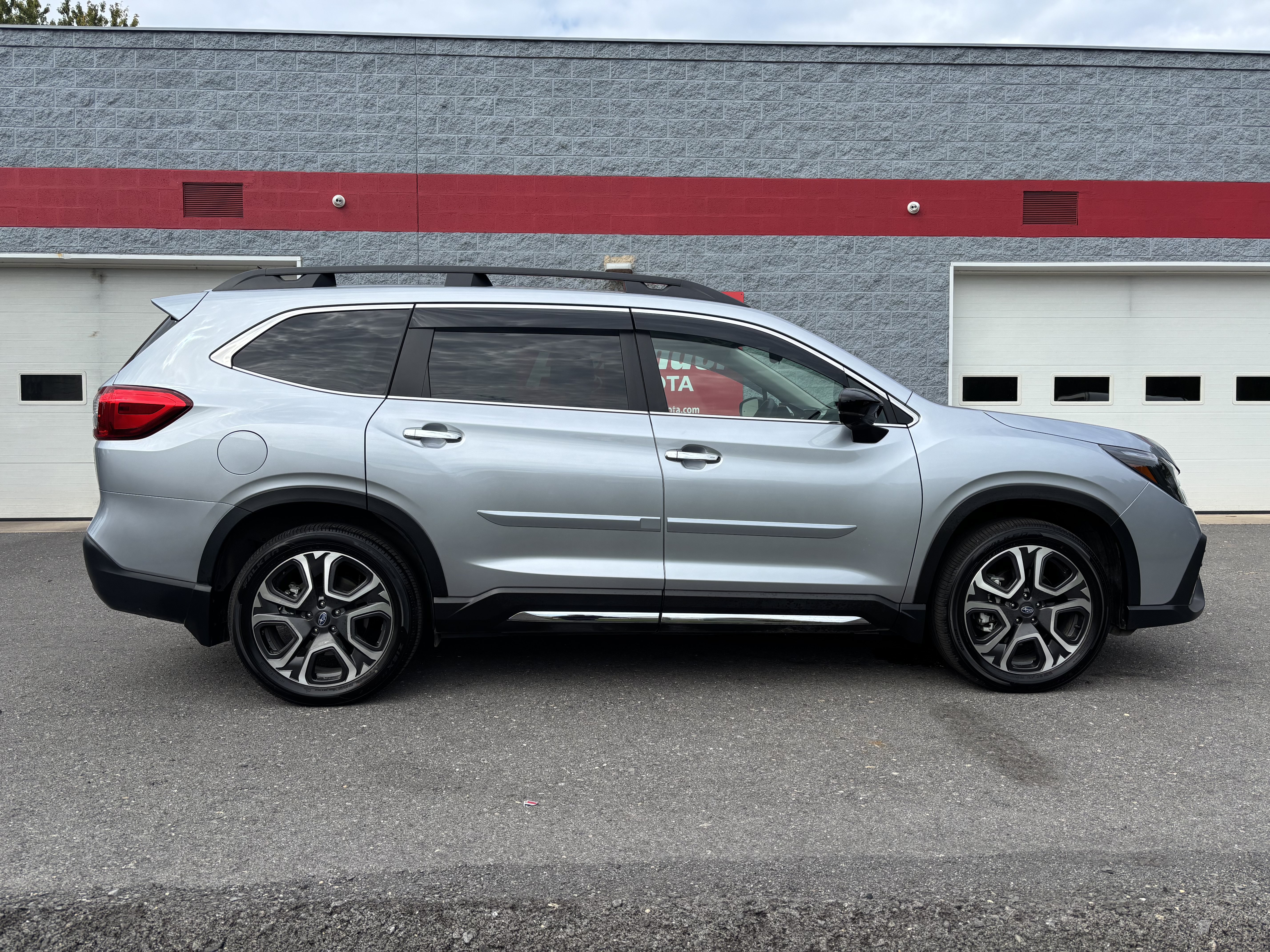 Used 2025 Subaru Ascent Touring w/ Popular Package #1 AWD/4WD image 2