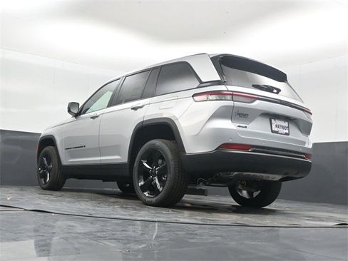 New 2025 Jeep Grand Cherokee Altitude image 40