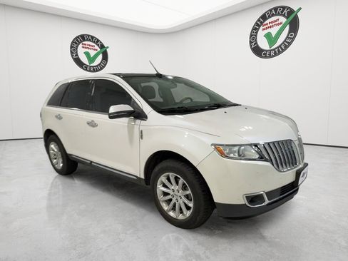 Used 2013 Lincoln MKX FWD image 3
