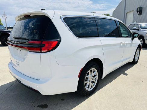 Used 2025 Chrysler Pacifica Select FWD image 38