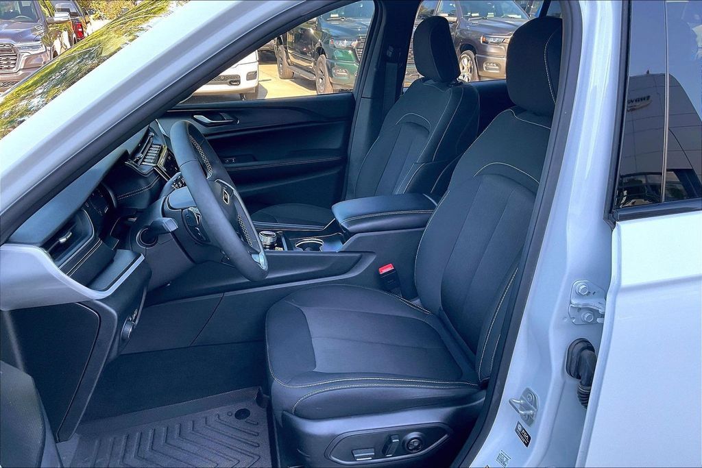 Used 2025 Jeep Grand Cherokee Laredo X RWD image 24