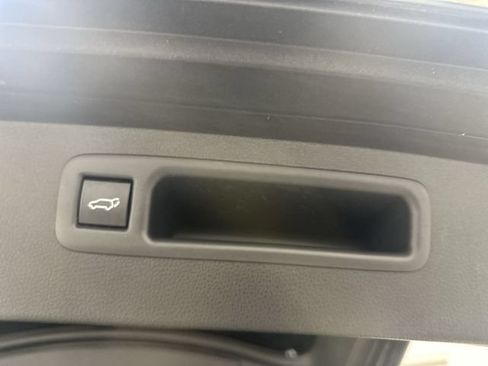 Used 2023 Toyota Highlander LE FWD image 17