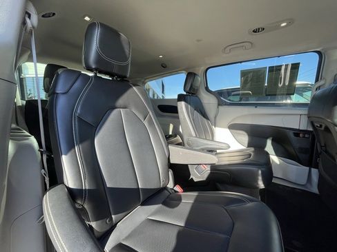 Used 2024 Chrysler Pacifica Touring-L image 26