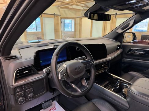 Used 2025 Chevrolet Suburban Z71 image 10