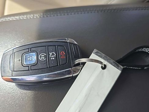 Used 2017 Lincoln Continental Premiere FWD image 36