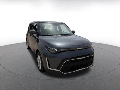 Used 2025 Kia Soul LX w/ LX Technology Package FWD image 3