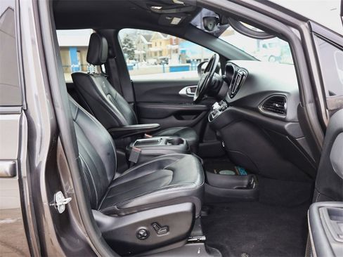 Used 2019 Chrysler Pacifica Touring-L Plus w/ S Appearance Package image 31
