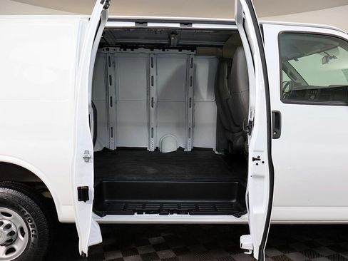 Used 2018 Chevrolet Express 2500 w/ Driver Convenience Package RWD image 15