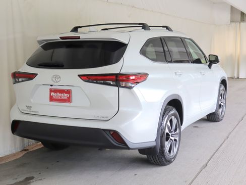 Used 2022 Toyota Highlander XLE AWD/4WD image 7