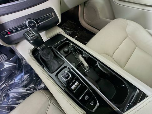 Used 2020 Volvo XC90 T5 Momentum w/ Protection Package Premier image 22