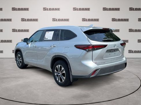Used 2024 Toyota Highlander XLE AWD/4WD image 3