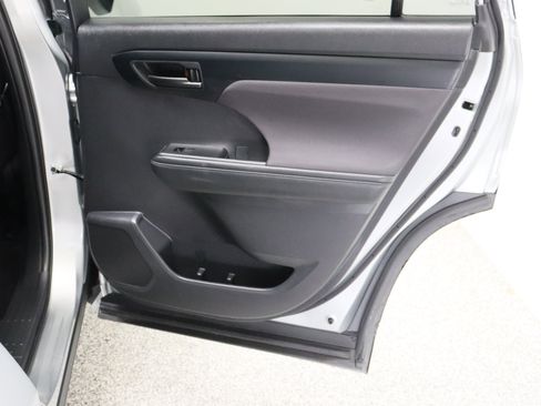 Used 2025 Toyota Highlander LE FWD image 35