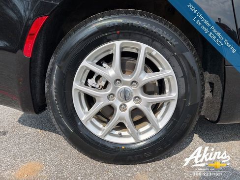 Used 2024 Chrysler Pacifica Touring-L image 12