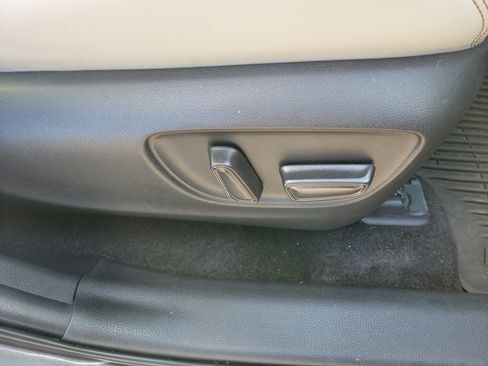 Used 2022 Toyota RAV4 Limited AWD/4WD image 9