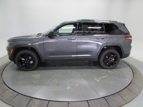 Used 2025 Jeep Grand Cherokee Limited w/ Black Appearance Package AWD/4WD image 4