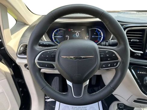 Used 2023 Chrysler Pacifica Touring-L FWD image 15