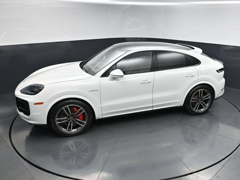 Used 2024 Porsche Cayenne Turbo AWD/4WD image 16