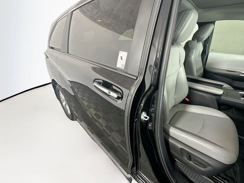 Used 2025 Toyota Sienna XLE FWD image 28