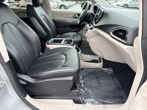 Used 2024 Chrysler Pacifica Touring-L FWD image 25