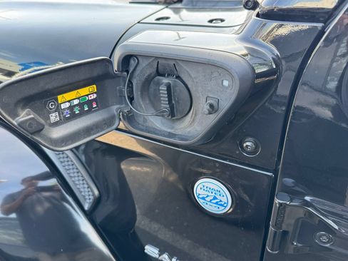 Used 2023 Jeep Wrangler Unlimited Sahara AWD/4WD image 9