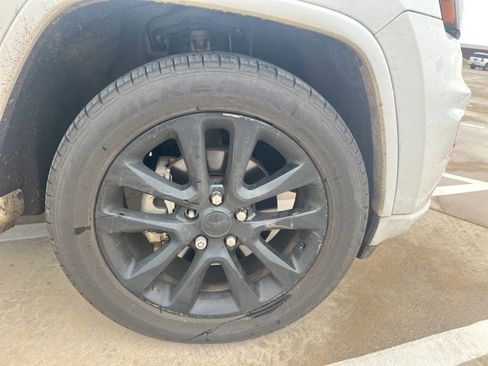 Used 2017 Jeep Grand Cherokee Altitude image 5