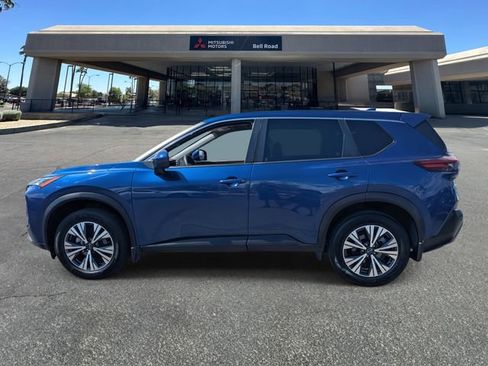 Used 2023 Nissan Rogue SV image 2